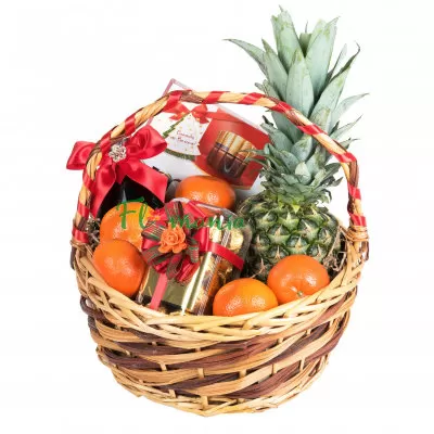 Новогодняя корзина с ананасом и конфетами