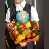 Съедобный букет на 1 сентября с глобусом